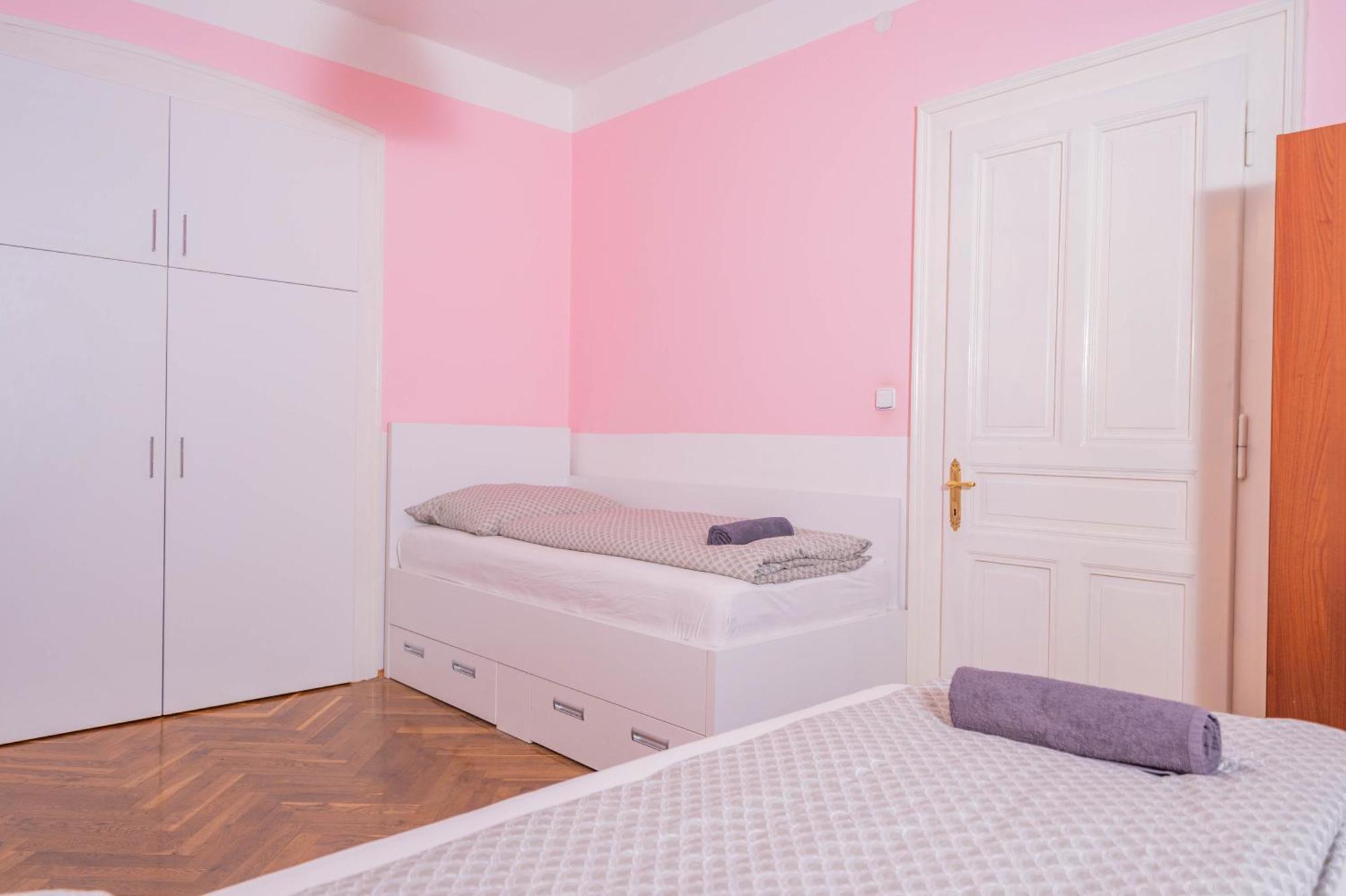 1 Bob's - 2 Bedrooms And Living Appartamento Praga