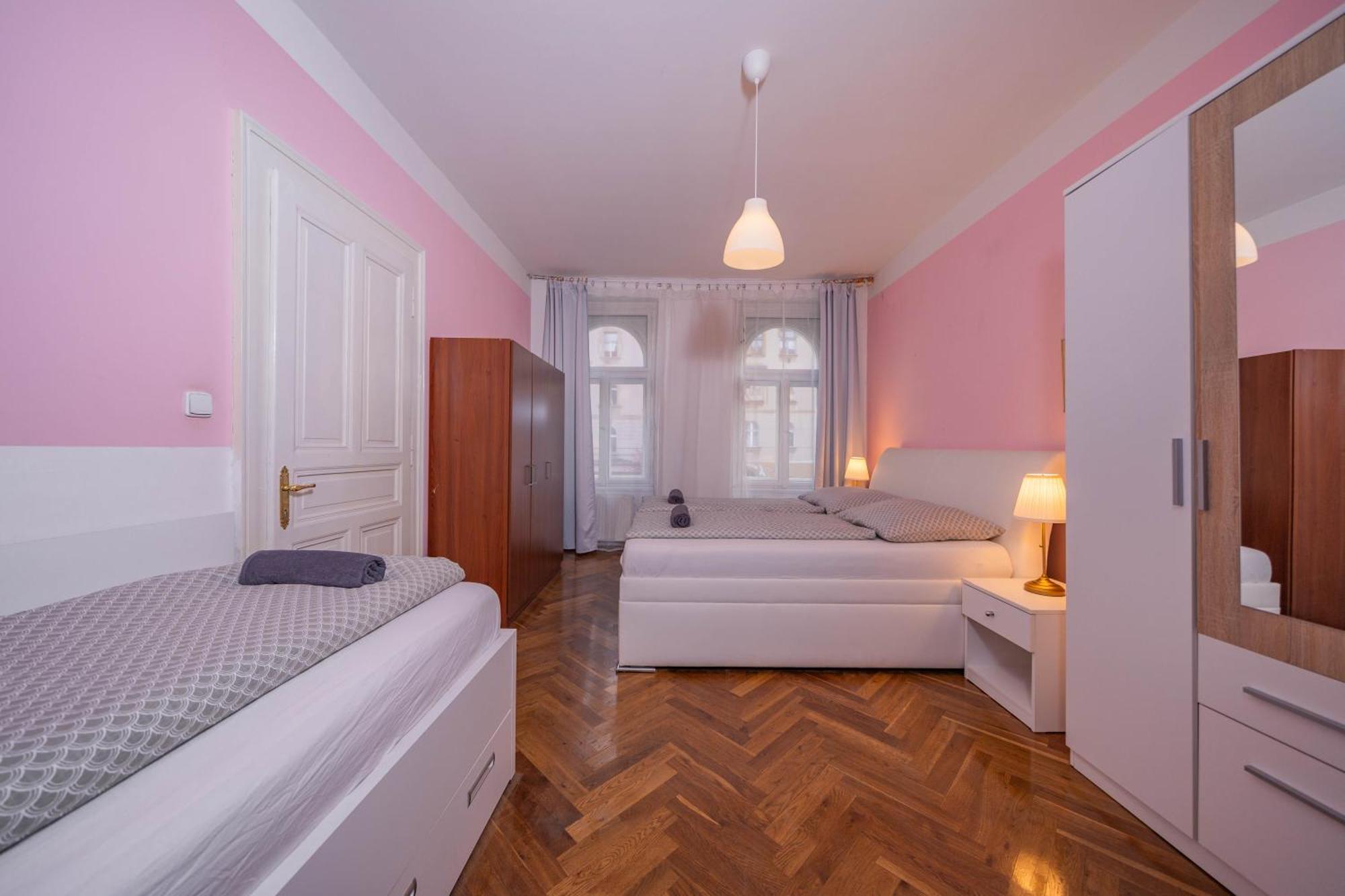 1 Bob's - 2 Bedrooms And Living *
